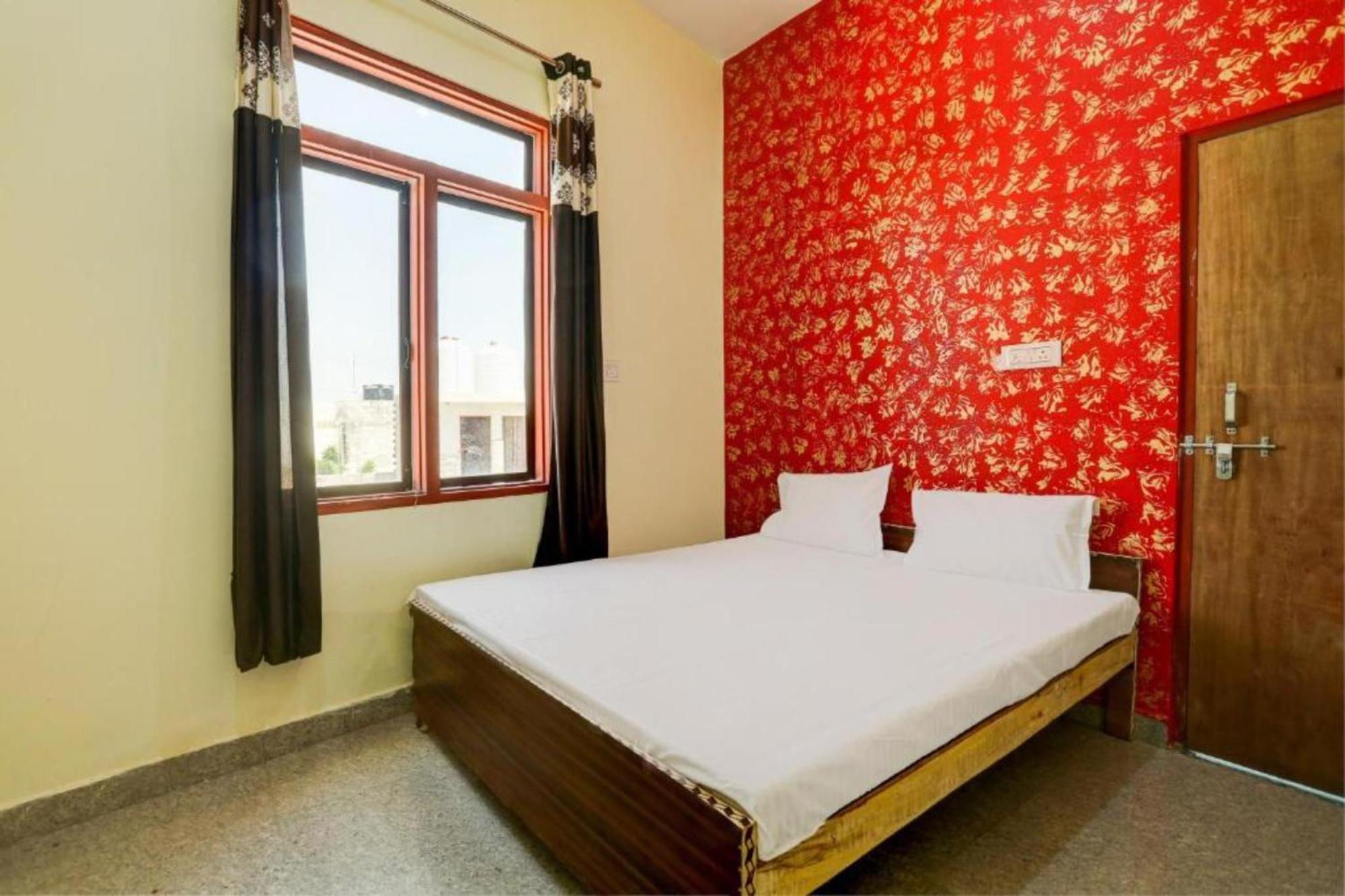 Hotel Goroomgo M J Agra Near Taj Mahal 950m 3*
