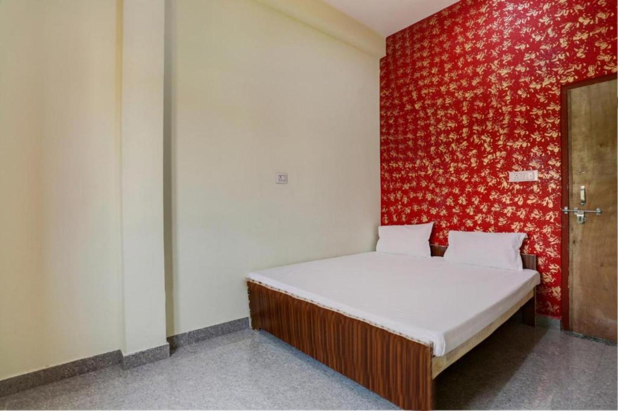 Hotel Goroomgo M J Agra Near Taj Mahal 950m 3*